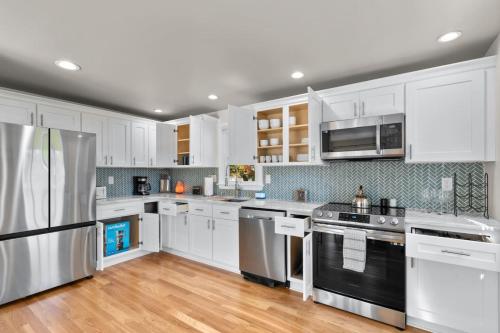 Η κουζίνα ή μικρή κουζίνα στο 26 Beautifully Renovated 2 BR Home