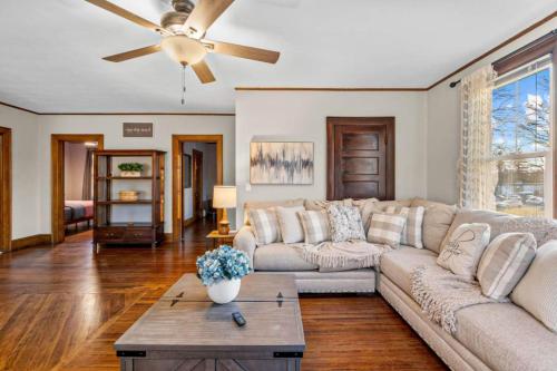 Χώρος καθιστικού στο 25 Massive 5 BR in Downtown Southington