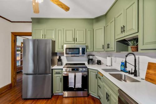 Η κουζίνα ή μικρή κουζίνα στο 25 Massive 5 BR in Downtown Southington