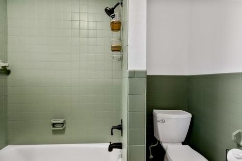 Ένα μπάνιο στο 25 Massive 5 BR in Downtown Southington