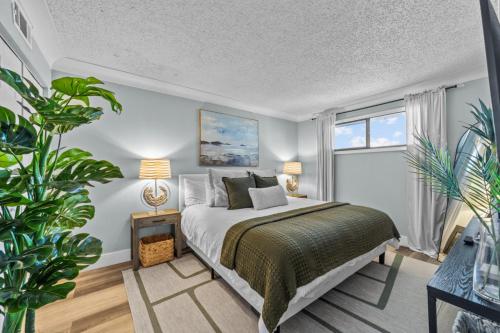 ein Schlafzimmer mit einem Bett und einem großen Fenster in der Unterkunft Beachfront Fireplace Downtown Hot Tub King Bed in Myrtle Beach