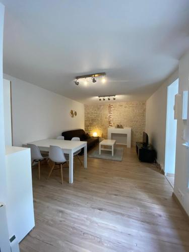 Photo de la galerie de l'établissement Typical Caen apartment, à Caen