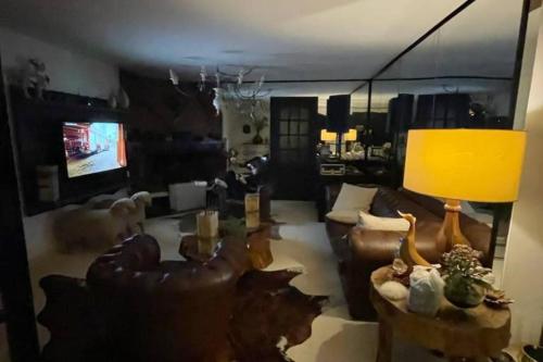 TV/Unterhaltungsangebot in der Unterkunft Casa Luxo p 12 pessoas ou Suite Premium 4 pessoas com jacuzzi