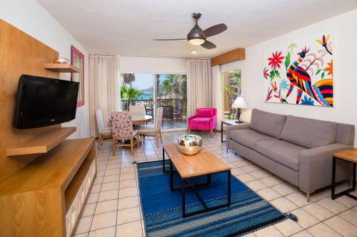 un soggiorno con un divano e una TV di 2BD Oceanview Suite at Villa Del Palmar Cabo a Cabo San Lucas