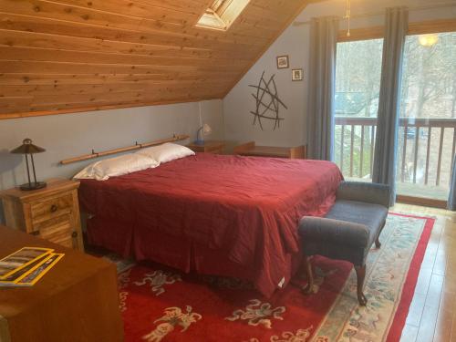 Un dormitorio con una cama con una colcha roja. en Your Own Nature Preserve, en Hersey