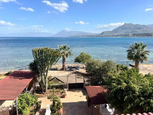 Casa sul mare Lalu a 20 kl da Palermo e 30 da Cefalu tre camere 9 posti