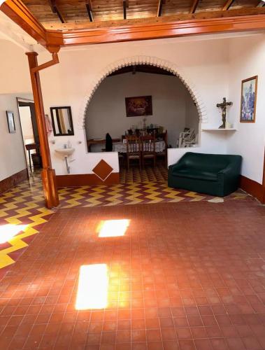 a living room with a green couch and a table at La casa de la abuela in Jericó