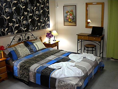 Tempat tidur dalam kamar di Chios Rooms MyView