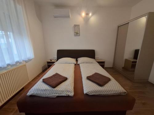 A bed or beds in a room at Ilona Apartmanház