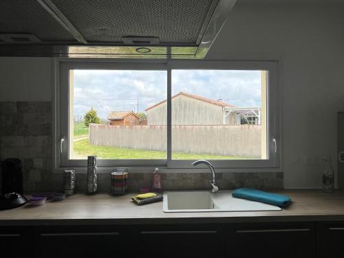 - un comptoir de cuisine avec une fenêtre et un évier dans l'établissement Villa Pourpre-Piscine Chauffée-Climatisation-Jardin, à Bouniagues