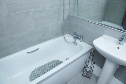Ένα μπάνιο στο 2 Bed Apartment with all amenities