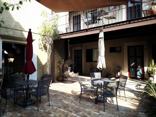a patio with tables and chairs and umbrellas at Hotel el Descanso in Puebla