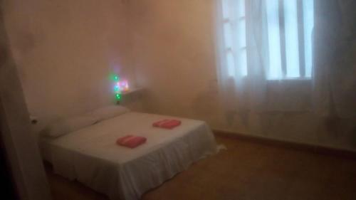 - une chambre avec un lit et 2 serviettes roses dans l'établissement Tubarao, à Búzios