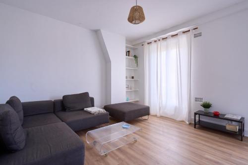 un salon avec un canapé et une table basse dans l'établissement Bright 1BR Parisian Retreat Italy Square | By Airnest, à Paris