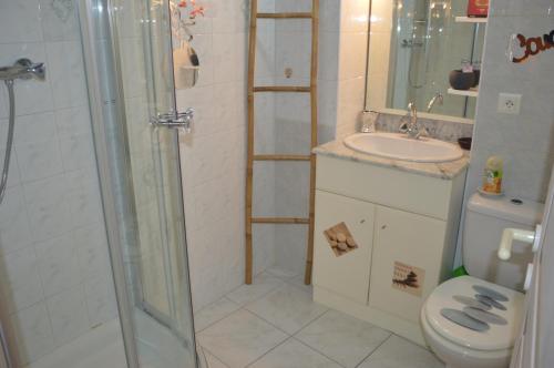 een badkamer met een douche, een toilet en een wastafel bij Le Campanin in Menton