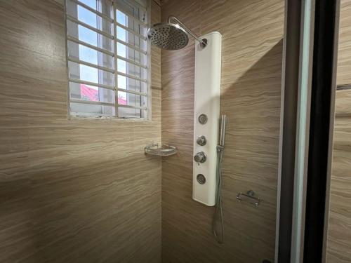 North LegonにあるFlintsky Residenceの窓のある浴室のシャワー