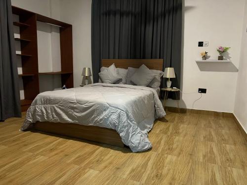 North LegonにあるFlintsky Residenceのベッドルーム1室(大型ベッド1台付)