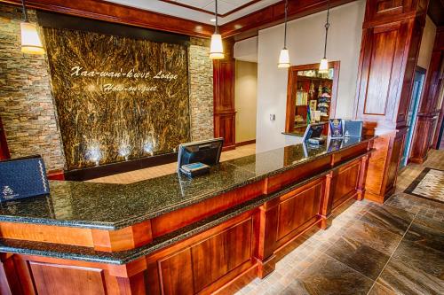 a bar in a restaurant with a sign on the wall at Lucky 7 Casino & Hotel (Howonquet Lodge) in Smith River