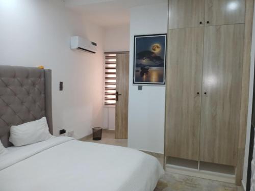 Postel nebo postele na pokoji v ubytování Fully Furnished and Serviced 4Bedrooms Duplex