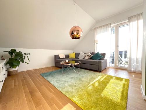 a living room with a couch and a rug at Kunstpause am Altmühlsee in Gunzenhausen