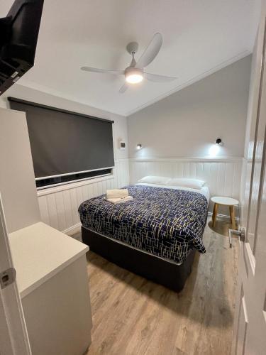 Una cama o camas en una habitación de BIG4 Red Cliffs Caravan Park