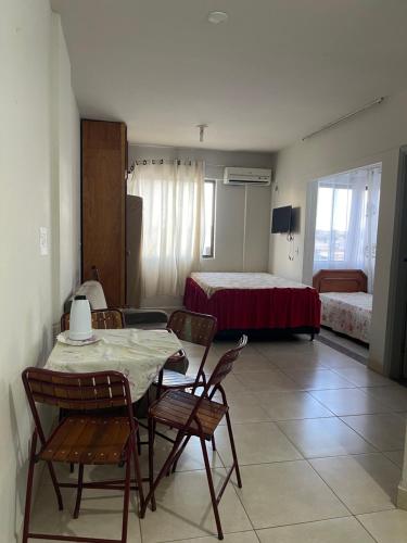 ein Zimmer mit Tisch und Stühlen und ein Schlafzimmer in der Unterkunft Flat CTC - Golden Thermas Residence - Torre B in Caldas Novas