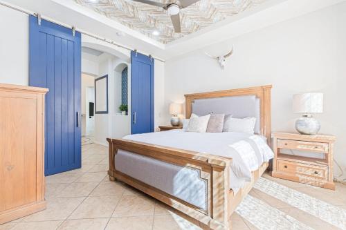 Ένα ή περισσότερα κρεβάτια σε δωμάτιο στο All Inclusive - Villa Calliandra - Luxury Desert Escape