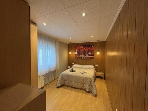 a bedroom with a bed and a painting on the wall at Vinaros Coquet appartement vue mer in Vinaròs