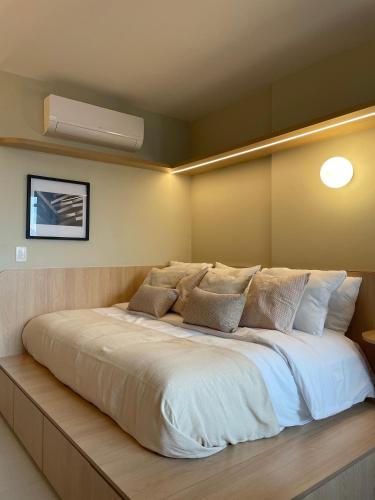a bedroom with a large bed in a room at AP aconchegante na Vila Madalena in Sao Paulo