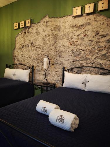 a bedroom with two beds with towels on them at Hotel el Descanso in Puebla