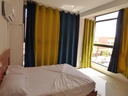 Una cama o camas en una habitación de Diyafat Ghandi