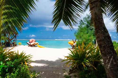 ラロトンガ島にあるThe Rarotongan Beach Resort & Lagoonariumの海の景色を望むビーチ(椅子2脚付)