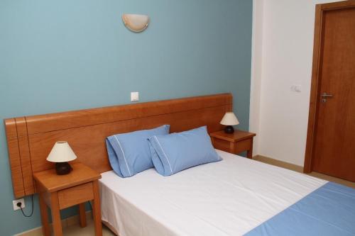Llit o llits en una habitació de Delfim Apartamentos