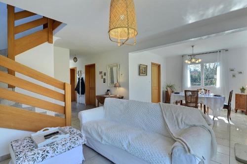 un salon avec un canapé et une table dans l'établissement Marlyse House, à Habsheim