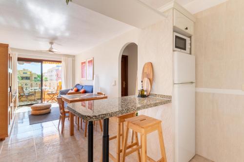 Las Olas - Coastal Escape with Charm & Comfort