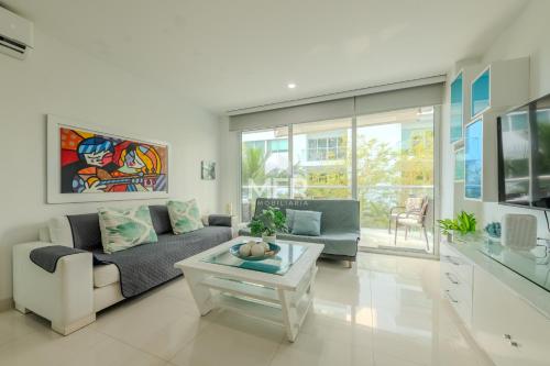 Televisyen dan/atau pusat hiburan di Luxury beachfront Condo Edificio Morros 3 by Inmobiliaria MFR