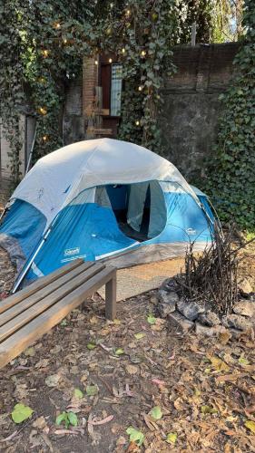 a blue tent sitting on top of a wooden bench at Mindfulness Glamping, Retiro de Yoga, Todo Incluido in Mexico City