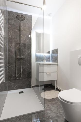 une salle de bain avec douche et toilettes dans l'établissement La Mini Bourgeoise, au Bourget