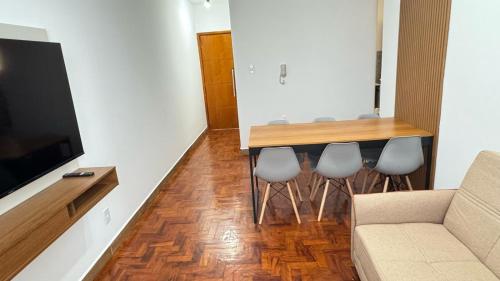 Apto no Centro de SN Pé na Praçaにあるテレビまたはエンターテインメントセンター