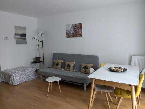 un salon avec un canapé et une table dans l'établissement Appartement F3 proche Disneyland, à Bussy-Saint-Georges