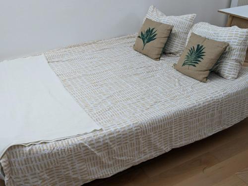 - un lit blanc avec 4 oreillers dans l'établissement Appartement F3 proche Disneyland, à Bussy-Saint-Georges