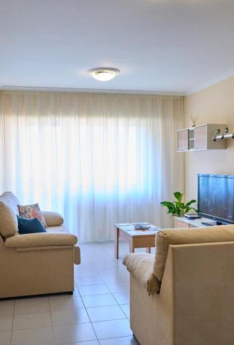Televisyen dan/atau pusat hiburan di Terraza, 20min playas, Lavadora & Secadora, x2 Parking