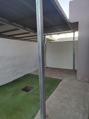 a metal pole in a room with green grass at Don Oscar Alojamientos Dpto Sol in San Justo