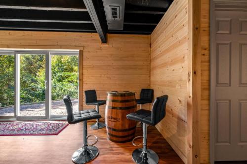 a room with a barrel and chairs and a table at Golden Valley Retreat in Townsend