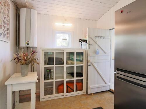 Kuchyň nebo kuchyňský kout v ubytování 6 person holiday home in Jægerspris