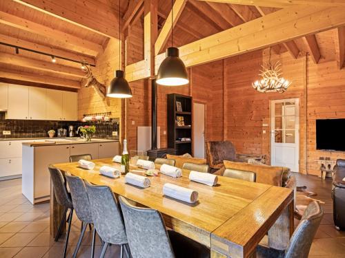 Una cocina o zona de cocina en Elegant chalet in Manhay with Sauna