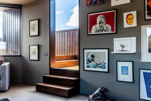 Ruang duduk di Front Row Golf & Lake Views Luxe Coastal Retreat