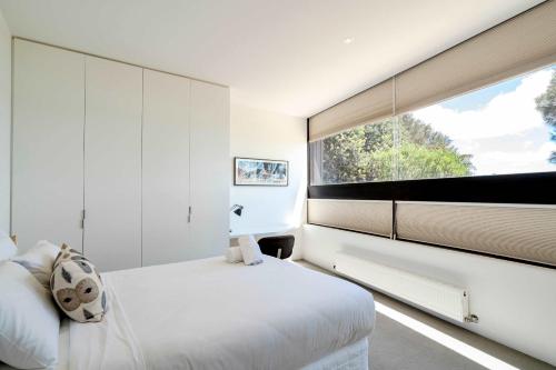 Katil atau katil-katil dalam bilik di Front Row Golf & Lake Views Luxe Coastal Retreat
