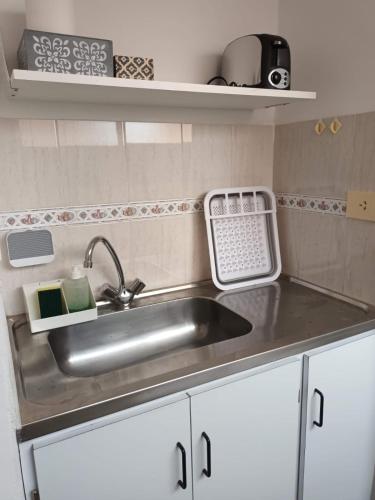 a kitchen counter with a sink and a sink at Dos Ambientes Deluxe Concordia Centro in Concordia