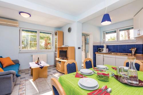Apartments with parking space Opatija - 24005